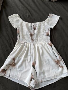 L'ATISTE White Top with Pink Logo Accent